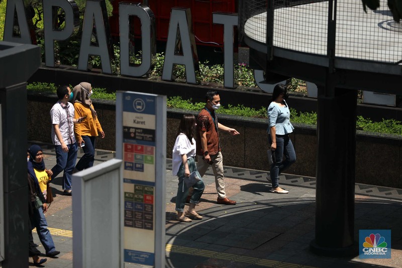 Kepala Disnakertrans provinsi DKI Jakarta Andri Yansyah mengungkapkan kenaikan UMP 2023 DKI Jakarta sebesar 5,6% ke Rp 4.901.798. Sejumlah karyawan melewati jembatan penyeberangan orang (JPO) di kawasan Sudirman, Jakarta, Selasa (29/11/2022). Kepala Disnakertrans provinsi DKI Jakarta Andri Yansyah mengungkapkan kenaikan UMP 2023 DKI Jakarta sebesar 5,6% ke Rp 4.901.798. (CNBC Indonesia/Tri Susilo)