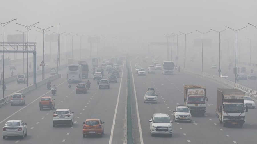 Lapisan kabut asap menyelimuti kota Ajmer, India pada 28 November 2022. (Himanshu Sharma/NurPhoto via Getty Images)
