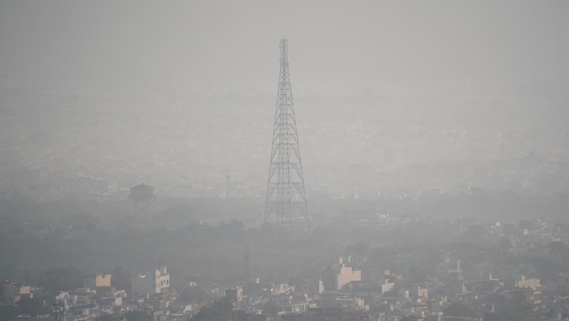Lapisan kabut asap menyelimuti kota Ajmer, India pada 28 November 2022. (Himanshu Sharma/NurPhoto via Getty Images)