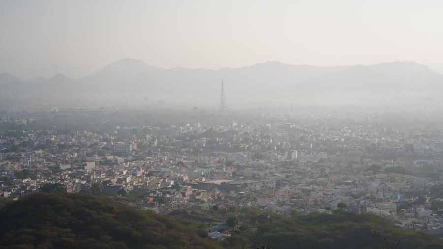 Lapisan kabut asap menyelimuti kota Ajmer, India pada 28 November 2022. (Himanshu Sharma/NurPhoto via Getty Images)