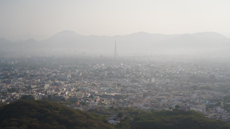 Lapisan kabut asap menyelimuti kota Ajmer, India pada 28 November 2022. (Himanshu Sharma/NurPhoto via Getty Images)