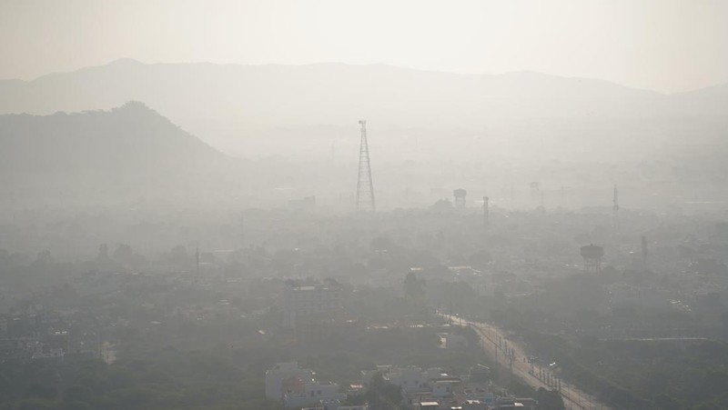 Lapisan kabut asap menyelimuti kota Ajmer, India pada 28 November 2022. (Himanshu Sharma/NurPhoto via Getty Images)