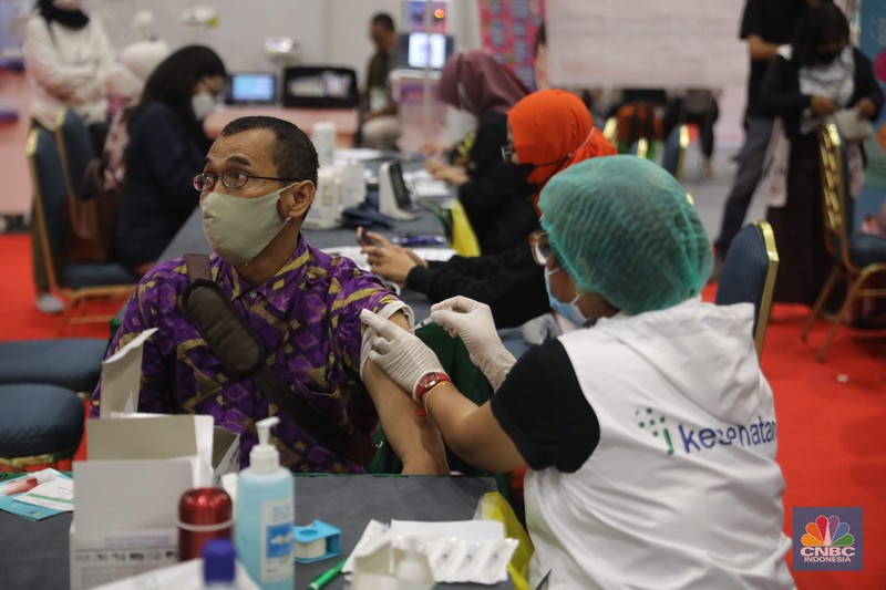 Layanan vaksin booster gratis di Hall B, Jakarta Convention Center (JCC), Senayan, Jakarta Pusat, Selasa, 29/11. (CNBC Indonesia/ Muhammad Sabki)