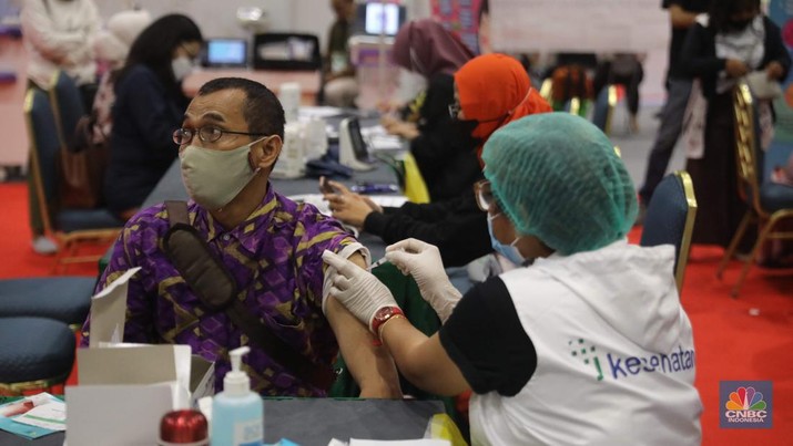 Layanan vaksin booster cuma-cuma di Hall B, Jakarta Convention Center (JCC), Senayan, Jakarta Pusat, Selasa, 29/11. (CNBC Indonesia/ Muhammad Sabki)