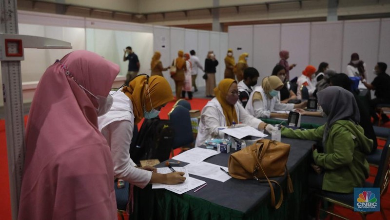 Layanan vaksin booster gratis di Hall B, Jakarta Convention Center (JCC), Senayan, Jakarta Pusat, Selasa, 29/11. (CNBC Indonesia/ Muhammad Sabki)