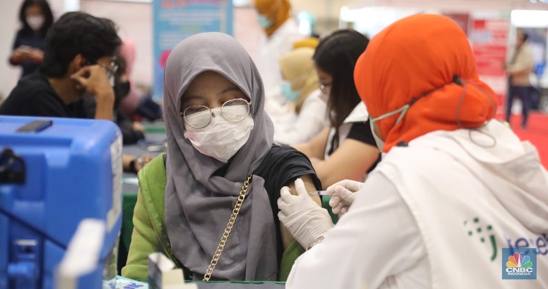 Layanan vaksin booster gratis di Hall B, Jakarta Convention Center (JCC), Senayan, Jakarta Pusat, Selasa, 29/11. (CNBC Indonesia/ Muhammad Sabki)