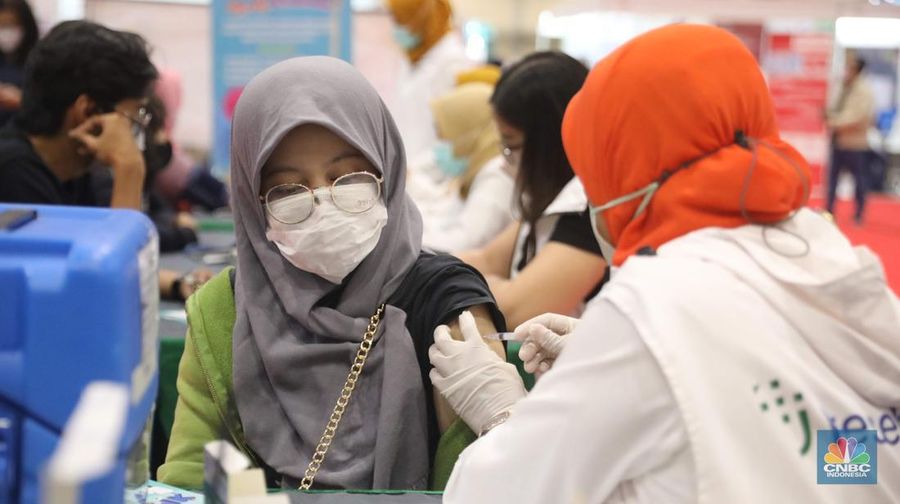 Layanan vaksin booster gratis di Hall B, Jakarta Convention Center (JCC), Senayan, Jakarta Pusat, Selasa, 29/11. (CNBC Indonesia/ Muhammad Sabki)