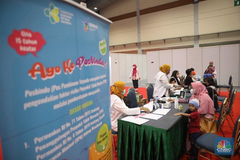 Layanan vaksin booster gratis di Hall B, Jakarta Convention Center (JCC), Senayan, Jakarta Pusat, Selasa, 29/11. (CNBC Indonesia/ Muhammad Sabki)