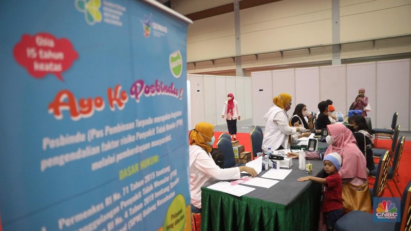 Layanan vaksin booster gratis di Hall B, Jakarta Convention Center (JCC), Senayan, Jakarta Pusat, Selasa, 29/11. (CNBC Indonesia/ Muhammad Sabki)
