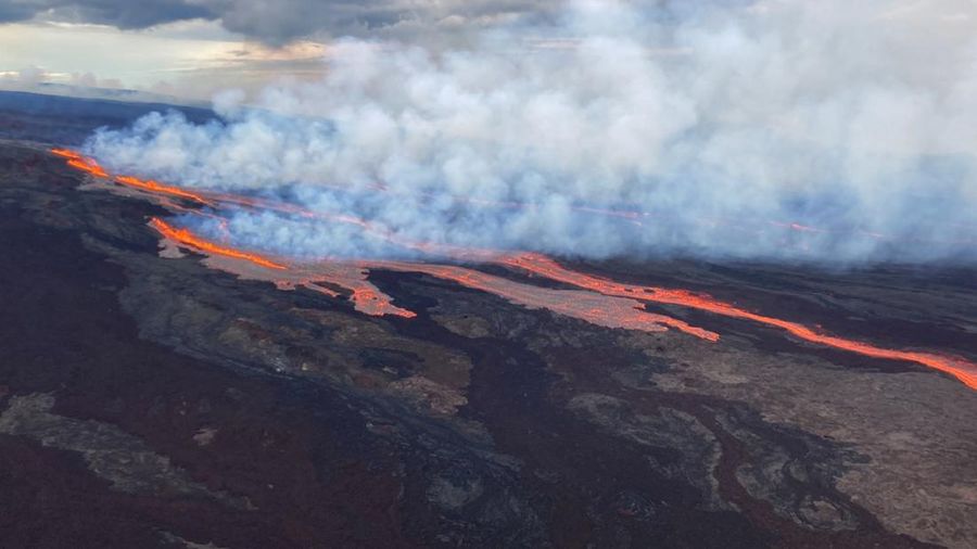 Foto yang diambil dari area Rekreasi Gilbert Kahele di Maunakea memperlihatkan Lava menyembur keluar dari kawah puncak Mauna Loa sekitar pukul 06.35 di Hawaii, Senin (28/11/2022). Mauna Loa, gunung berapi aktif terbesar di dunia yang berada di negara bagian Hawaii, Amerika Serikat (AS), meletus untuk pertama kalinya dalam hampir 40 tahun. (Chelsea Jensen/West Hawaii Today via AP)