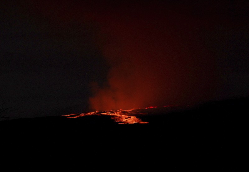 Mauna Loa, gunung berapi aktif terbesar di dunia meletus di hawaii Foto yang diambil dari area Rekreasi Gilbert Kahele di Maunakea memperlihatkan Lava menyembur keluar dari kawah puncak Mauna Loa sekitar pukul 06.35 di Hawaii, Senin (28/11/2022). Mauna Loa, gunung berapi aktif terbesar di dunia yang berada di negara bagian Hawaii, Amerika Serikat (AS), meletus untuk pertama kalinya dalam hampir 40 tahun. (Chelsea Jensen/West Hawaii Today via AP)