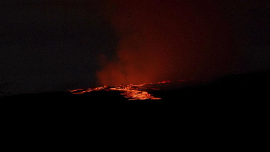 Foto yang diambil dari area Rekreasi Gilbert Kahele di Maunakea memperlihatkan Lava menyembur keluar dari kawah puncak Mauna Loa sekitar pukul 06.35 di Hawaii, Senin (28/11/2022). Mauna Loa, gunung berapi aktif terbesar di dunia yang berada di negara bagian Hawaii, Amerika Serikat (AS), meletus untuk pertama kalinya dalam hampir 40 tahun. (Chelsea Jensen/West Hawaii Today via AP)