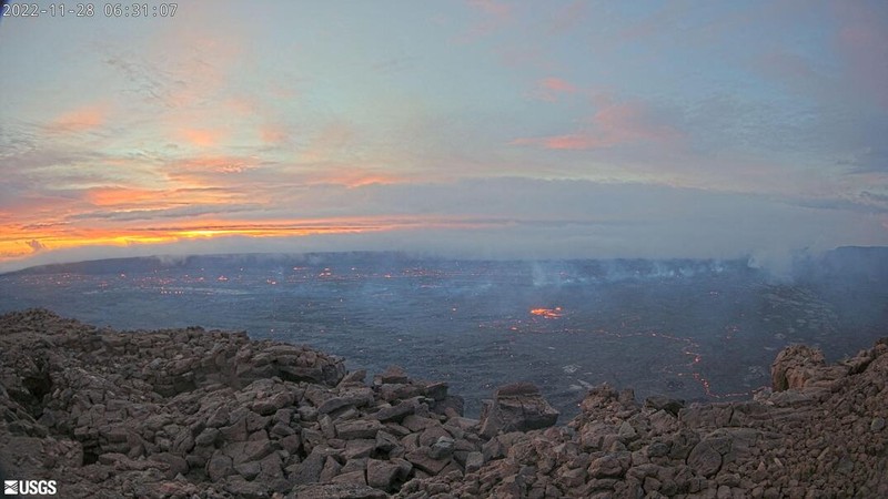 Mauna Loa, gunung berapi aktif terbesar di dunia meletus di hawaii Foto yang diambil dari area Rekreasi Gilbert Kahele di Maunakea memperlihatkan Lava menyembur keluar dari kawah puncak Mauna Loa sekitar pukul 06.35 di Hawaii, Senin (28/11/2022). Mauna Loa, gunung berapi aktif terbesar di dunia yang berada di negara bagian Hawaii, Amerika Serikat (AS), meletus untuk pertama kalinya dalam hampir 40 tahun. (Chelsea Jensen/West Hawaii Today via AP)