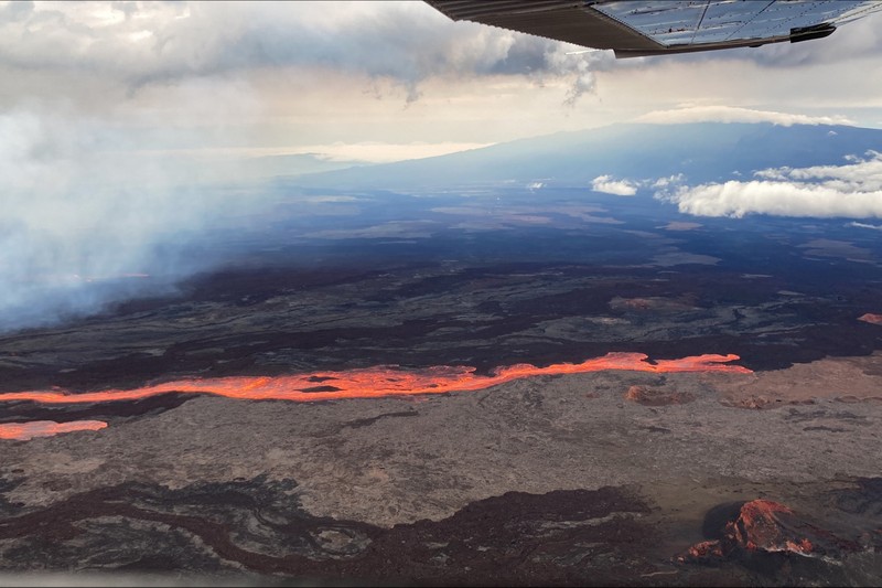 Mauna Loa, gunung berapi aktif terbesar di dunia meletus di hawaii Foto yang diambil dari area Rekreasi Gilbert Kahele di Maunakea memperlihatkan Lava menyembur keluar dari kawah puncak Mauna Loa sekitar pukul 06.35 di Hawaii, Senin (28/11/2022). Mauna Loa, gunung berapi aktif terbesar di dunia yang berada di negara bagian Hawaii, Amerika Serikat (AS), meletus untuk pertama kalinya dalam hampir 40 tahun. (Chelsea Jensen/West Hawaii Today via AP)