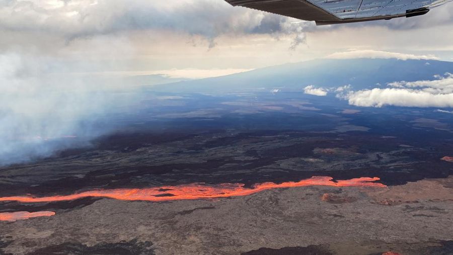 Foto yang diambil dari area Rekreasi Gilbert Kahele di Maunakea memperlihatkan Lava menyembur keluar dari kawah puncak Mauna Loa sekitar pukul 06.35 di Hawaii, Senin (28/11/2022). Mauna Loa, gunung berapi aktif terbesar di dunia yang berada di negara bagian Hawaii, Amerika Serikat (AS), meletus untuk pertama kalinya dalam hampir 40 tahun. (Chelsea Jensen/West Hawaii Today via AP)