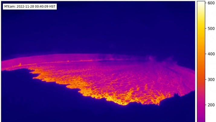 Gambar webcam yang dirilis oleh US Geological Survey (USGS) menunjukkan lahar di puncak kaldera Mauna Loa di Hawaii, yang meletus, Senin (28/11/2022). Mauna Loa, gunung berapi aktif terbesar di dunia yang berada di negara bagian Hawaii, Amerika Serikat (AS), meletus untuk pertama kalinya dalam hampir 40 tahun. (Photo by Handout / US Geological Survey / AFP)
