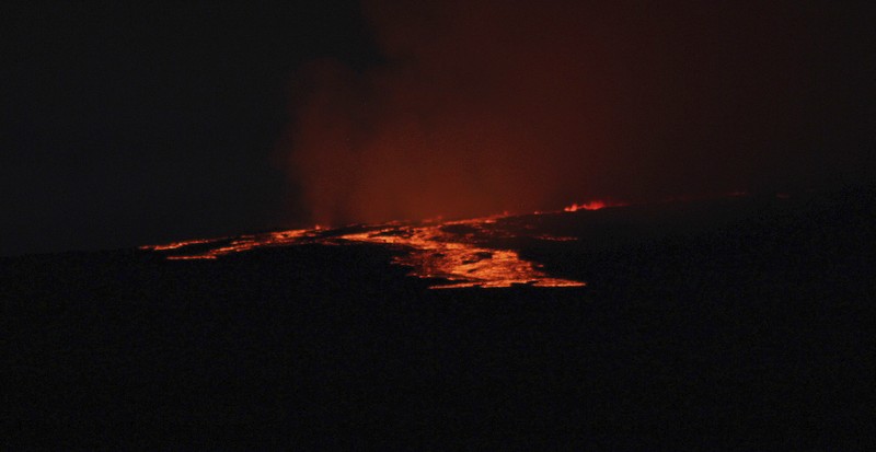 Mauna Loa, gunung berapi aktif terbesar di dunia meletus di hawaii Foto yang diambil dari area Rekreasi Gilbert Kahele di Maunakea memperlihatkan Lava menyembur keluar dari kawah puncak Mauna Loa sekitar pukul 06.35 di Hawaii, Senin (28/11/2022). Mauna Loa, gunung berapi aktif terbesar di dunia yang berada di negara bagian Hawaii, Amerika Serikat (AS), meletus untuk pertama kalinya dalam hampir 40 tahun. (Chelsea Jensen/West Hawaii Today via AP)