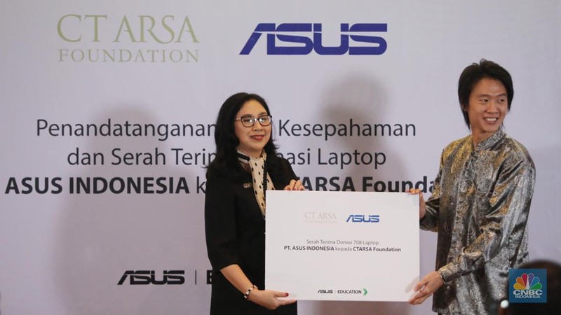 Peduli Pendidikan PT. ASUS Indonesia Serahkan 708 Laptop untuk CT ARSA Foundation (Cnbc Indonesia/Muhammad Sabki)Peduli Pendidikan PT. ASUS Indonesia Serahkan 708 Laptop untuk CT ARSA Foundation (Cnbc Indonesia/Muhammad Sabki)