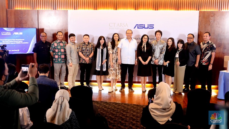 Peduli Pendidikan PT. ASUS Indonesia Serahkan 708 Laptop untuk CT ARSA Foundation (Cnbc Indonesia/Muhammad Sabki) Peduli Pendidikan PT. ASUS Indonesia Serahkan 708 Laptop untuk CT ARSA Foundation (Cnbc Indonesia/Muhammad Sabki)Peduli Pendidikan PT. ASUS Indonesia Serahkan 708 Laptop untuk CT ARSA Foundation (Cnbc Indonesia/Muhammad Sabki)