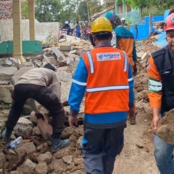 Rumah Hancur, Petugas PLN ini Tetap Layani Masyarakat