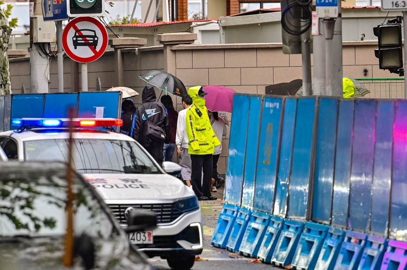 Kendaraan polisi terlihat di sebelah jalan Wulumuqi, dinamai Urumqi dalam bahasa Mandarin, di Shanghai pada 29 November 2022, dua hari setelah protes yang jarang terjadi terhadap kebijakan nol-Covid China menyusul kebakaran mematikan di Urumqi, ibu kota wilayah Xinjiang. Kendaraan polisi terlihat di sebelah jalan Wulumuqi, dinamai Urumqi dalam bahasa Mandarin, di Shanghai pada 29 November 2022, dua hari setelah protes yang jarang terjadi terhadap kebijakan nol-Covid China menyusul kebakaran mematikan di Urumqi, ibu kota wilayah Xinjiang. (HECTOR RETAMAL/AFP melalui Getty Images)