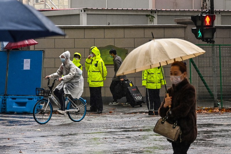 Kendaraan polisi terlihat di sebelah jalan Wulumuqi, dinamai Urumqi dalam bahasa Mandarin, di Shanghai pada 29 November 2022, dua hari setelah protes yang jarang terjadi terhadap kebijakan nol-Covid China menyusul kebakaran mematikan di Urumqi, ibu kota wilayah Xinjiang. Kendaraan polisi terlihat di sebelah jalan Wulumuqi, dinamai Urumqi dalam bahasa Mandarin, di Shanghai pada 29 November 2022, dua hari setelah protes yang jarang terjadi terhadap kebijakan nol-Covid China menyusul kebakaran mematikan di Urumqi, ibu kota wilayah Xinjiang. (HECTOR RETAMAL/AFP melalui Getty Images)