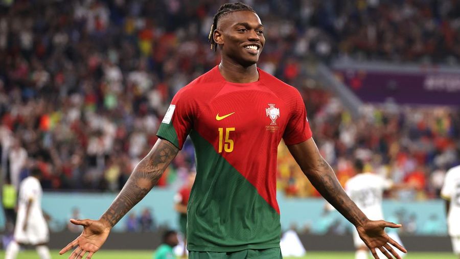 Rafael Leao dari Portugal merayakan setelah mencetak gol ketiga tim mereka selama Piala Dunia FIFA 2022 Grup H pertandingan antara Portugal dan Ghana di Stadion 974 pada 24 November 2022 di Doha, Qatar. (Getty Images/Clive Brunskill)