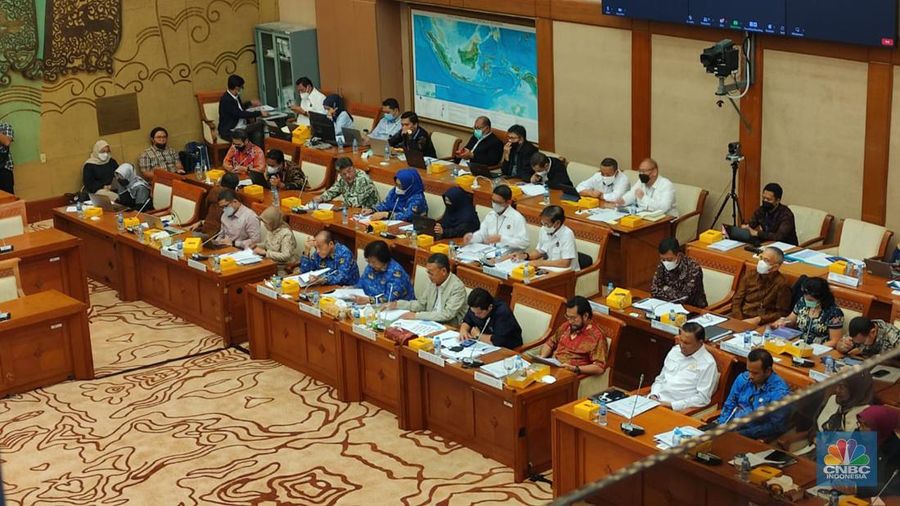 Rapat Kerja Komisi VII DPR RI dengan Menteri Energi dan Sumber Daya Mineral (ESDM) Arifin Tasrif, Menteri Lingkungan Hidup dan Kehutanan (LHK) Republik Indonesia Siti Nurbaya, Menteri BUMN Erick Thohir, membahas Rancangan Undang-Undang Energi Baru dan Energi Terbarukan, Selasa (29/11/2022). (CNBC Indonesia/Verda Nano Setiawan)