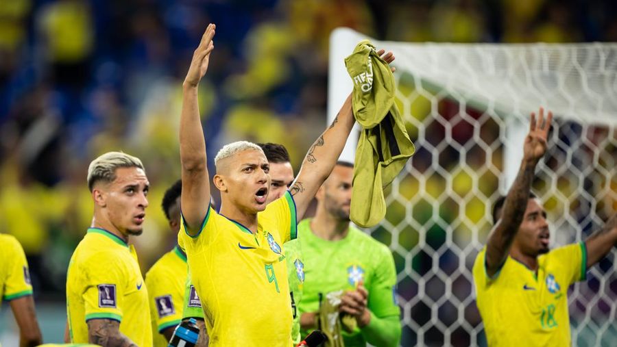 Richarlison (Kiri) dari Brasil merayakan kemenangan setelah pertandingan Grup G Piala Dunia FIFA 2022 antara Brasil dan Swiss di Stadion 974 pada 28 November 2022 di Doha, Qatar. Richarlison (Kiri) dari Brasil merayakan kemenangan setelah pertandingan Grup G Piala Dunia FIFA 2022 antara Brasil dan Swiss di Stadion 974 pada 28 November 2022 di Doha, Qatar. (Marvin Ibo Guengoer - GES Sportfoto/Getty Images)