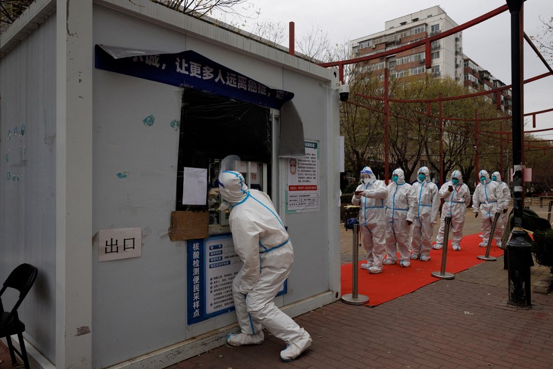 Seorang wanita mengantarkan makanan ke kompleks perumahan yang dikunci karena wabah penyakit virus corona (COVID-19) berlanjut di Beijing, China, Senin (28/11/2022). Kota-kota di Cina semakin banyak yang memberlakukan lockdown lokal menyusul naiknya kasus harian positif Covid-19. Komisi Kesehatan Nasional China melaporkan pada Senin (28/11) waktu setempat bahwa sedikitnya 40.052 kasus Corona tercatat dalam sehari, secara nasional di negara tersebut. (REUTERS/Thomas Peter)