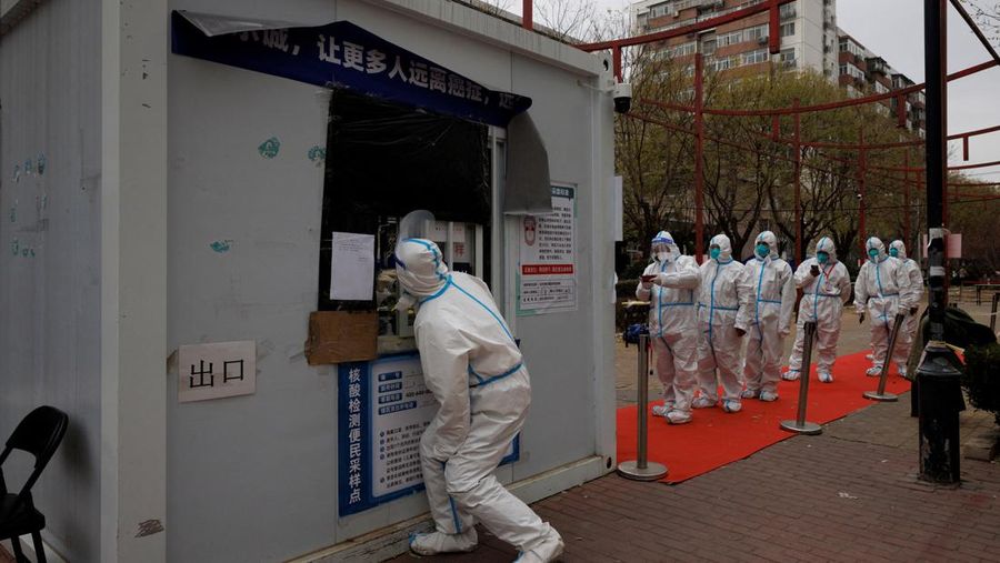Seorang wanita mengantarkan makanan ke kompleks perumahan yang dikunci karena wabah penyakit virus corona (COVID-19) berlanjut di Beijing, China, Senin (28/11/2022). Kota-kota di Cina semakin banyak yang memberlakukan lockdown lokal menyusul naiknya kasus harian positif Covid-19. Komisi Kesehatan Nasional China melaporkan pada Senin (28/11) waktu setempat bahwa sedikitnya 40.052 kasus Corona tercatat dalam sehari, secara nasional di negara tersebut. (REUTERS/Thomas Peter)