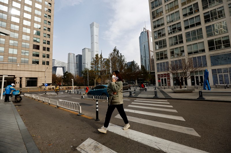 Seorang wanita mengantarkan makanan ke kompleks perumahan yang dikunci karena wabah penyakit virus corona (COVID-19) berlanjut di Beijing, China, Senin (28/11/2022). Kota-kota di Cina semakin banyak yang memberlakukan lockdown lokal menyusul naiknya kasus harian positif Covid-19. Komisi Kesehatan Nasional China melaporkan pada Senin (28/11) waktu setempat bahwa sedikitnya 40.052 kasus Corona tercatat dalam sehari, secara nasional di negara tersebut. (REUTERS/Thomas Peter)