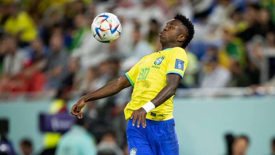 Vinicius Junior dari Brasil mengontrol bola selama pertandingan Grup G Piala Dunia FIFA 2022 antara Brasil dan Swiss di Stadion 974 pada 28 November 2022 di Doha, Qatar. (Marvin Ibo Guengoer - GES Sportfoto/Getty Images)