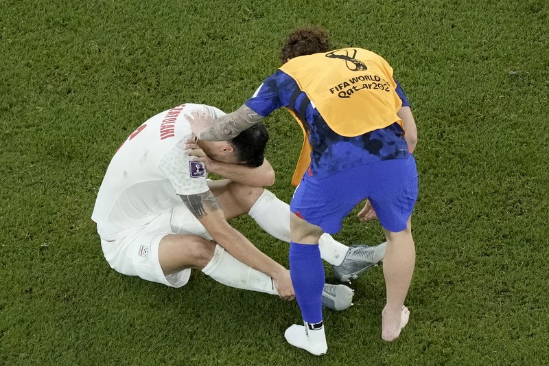 Yunus Musah (6) dari AS dan Ramin Rezaeian (23) dari Iran terlihat setelah pertandingan Grup B Piala Dunia FIFA 2022 antara Iran dan AS di Stadion Al Thumama di Doha, Qatar pada 29 November 2022. Yunus Musah (6) dari AS dan Ramin Rezaeian (23) dari Iran terlihat setelah pertandingan Grup B Piala Dunia FIFA 2022 antara Iran dan AS di Stadion Al Thumama di Doha, Qatar pada 29 November 2022. (Evrim Aydin/Anadolu Agency via Getty Images)