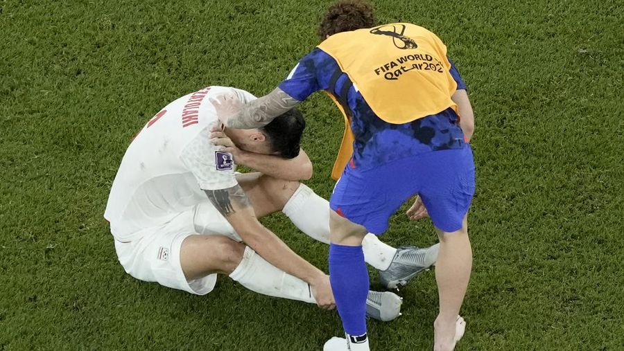 Yunus Musah (6) dari AS dan Ramin Rezaeian (23) dari Iran terlihat setelah pertandingan Grup B Piala Dunia FIFA 2022 antara Iran dan AS di Stadion Al Thumama di Doha, Qatar pada 29 November 2022. (Evrim Aydin/Anadolu Agency via Getty Images)