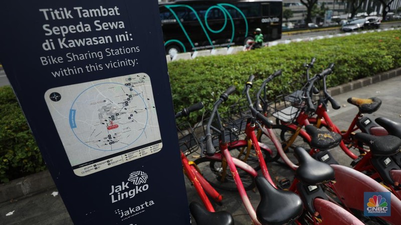 Dinas Perhubungan DKI Jakarta akan menarik 218 unit sepeda sewa di 67 titik tambat di ibu kota secara bertahap karena kesulitan pendanaan dari operator. (CNBC Indonesia/Tri Susilo)