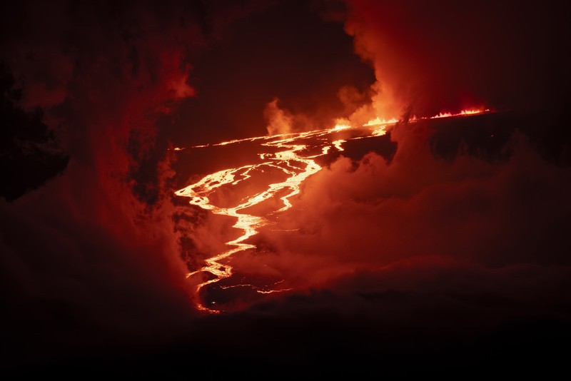 Gunung Mauna Loa, gunung berapi aktif terbesar di dunia meletus di hawaii Lava terlihat dari Gunung Mauna Loa yang erupsi di Hawaii, AS, Selasa (29/11/2022). Mauna Loa, gunung berapi aktif terbesar di dunia yang berada di negara bagian Hawaii, Amerika Serikat (AS), meletus untuk pertama kalinya dalam hampir 40 tahun. (Photo by Andrew Richard Hara/Getty Images)
(Photo by United States Geological Survey/Handout/Anadolu Agency via Getty Images)