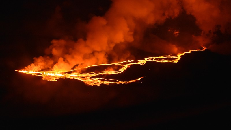 Lava terlihat dari Gunung Mauna Loa yang erupsi di Hawaii, AS, Selasa (29/11/2022). Mauna Loa, gunung berapi aktif terbesar di dunia yang berada di negara bagian Hawaii, Amerika Serikat (AS), meletus untuk pertama kalinya dalam hampir 40 tahun. (Photo by Andrew Richard Hara/Getty Images)
(Photo by United States Geological Survey/Handout/Anadolu Agency via Getty Images)