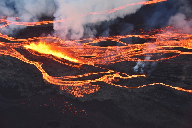 Lava terlihat dari Gunung Mauna Loa yang erupsi di Hawaii, AS, Selasa (29/11/2022). Mauna Loa, gunung berapi aktif terbesar di dunia yang berada di negara bagian Hawaii, Amerika Serikat (AS), meletus untuk pertama kalinya dalam hampir 40 tahun. (Photo by Andrew Richard Hara/Getty Images)
(Photo by United States Geological Survey/Handout/Anadolu Agency via Getty Images)
