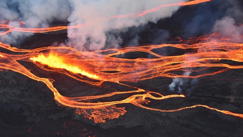 Lava terlihat dari Gunung Mauna Loa yang erupsi di Hawaii, AS, Selasa (29/11/2022). Mauna Loa, gunung berapi aktif terbesar di dunia yang berada di negara bagian Hawaii, Amerika Serikat (AS), meletus untuk pertama kalinya dalam hampir 40 tahun. (Photo by Andrew Richard Hara/Getty Images)
(Photo by United States Geological Survey/Handout/Anadolu Agency via Getty Images)