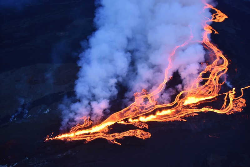 Gunung Mauna Loa, gunung berapi aktif terbesar di dunia meletus di hawaii Lava terlihat dari Gunung Mauna Loa yang erupsi di Hawaii, AS, Selasa (29/11/2022). Mauna Loa, gunung berapi aktif terbesar di dunia yang berada di negara bagian Hawaii, Amerika Serikat (AS), meletus untuk pertama kalinya dalam hampir 40 tahun. (Photo by Andrew Richard Hara/Getty Images)
(Photo by United States Geological Survey/Handout/Anadolu Agency via Getty Images)