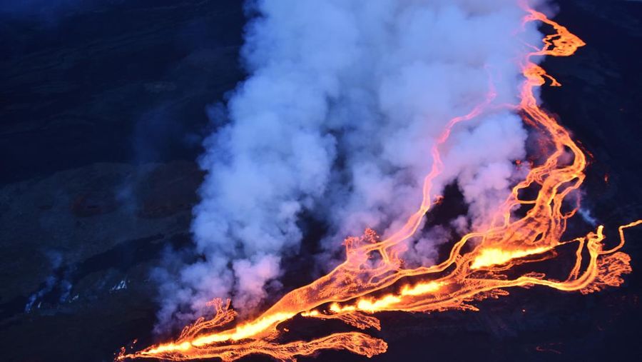 Lava terlihat dari Gunung Mauna Loa yang erupsi di Hawaii, AS, Selasa (29/11/2022). Mauna Loa, gunung berapi aktif terbesar di dunia yang berada di negara bagian Hawaii, Amerika Serikat (AS), meletus untuk pertama kalinya dalam hampir 40 tahun. (Photo by Andrew Richard Hara/Getty Images)
(Photo by United States Geological Survey/Handout/Anadolu Agency via Getty Images)