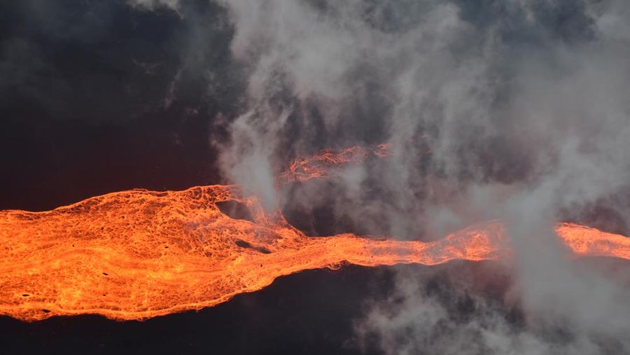 Lava terlihat dari Gunung Mauna Loa yang erupsi di Hawaii, AS, Selasa (29/11/2022). Mauna Loa, gunung berapi aktif terbesar di dunia yang berada di negara bagian Hawaii, Amerika Serikat (AS), meletus untuk pertama kalinya dalam hampir 40 tahun. (Photo by Andrew Richard Hara/Getty Images)
(Photo by United States Geological Survey/Handout/Anadolu Agency via Getty Images)