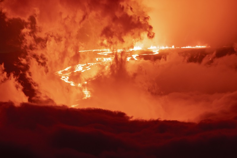 Gunung Mauna Loa, gunung berapi aktif terbesar di dunia meletus di hawaii Lava terlihat dari Gunung Mauna Loa yang erupsi di Hawaii, AS, Selasa (29/11/2022). Mauna Loa, gunung berapi aktif terbesar di dunia yang berada di negara bagian Hawaii, Amerika Serikat (AS), meletus untuk pertama kalinya dalam hampir 40 tahun. (Photo by Andrew Richard Hara/Getty Images)
(Photo by United States Geological Survey/Handout/Anadolu Agency via Getty Images)