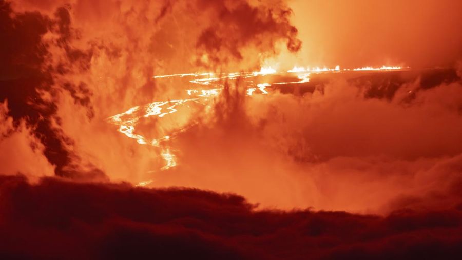 Lava terlihat dari Gunung Mauna Loa yang erupsi di Hawaii, AS, Selasa (29/11/2022). Mauna Loa, gunung berapi aktif terbesar di dunia yang berada di negara bagian Hawaii, Amerika Serikat (AS), meletus untuk pertama kalinya dalam hampir 40 tahun. (Photo by Andrew Richard Hara/Getty Images)
(Photo by United States Geological Survey/Handout/Anadolu Agency via Getty Images)