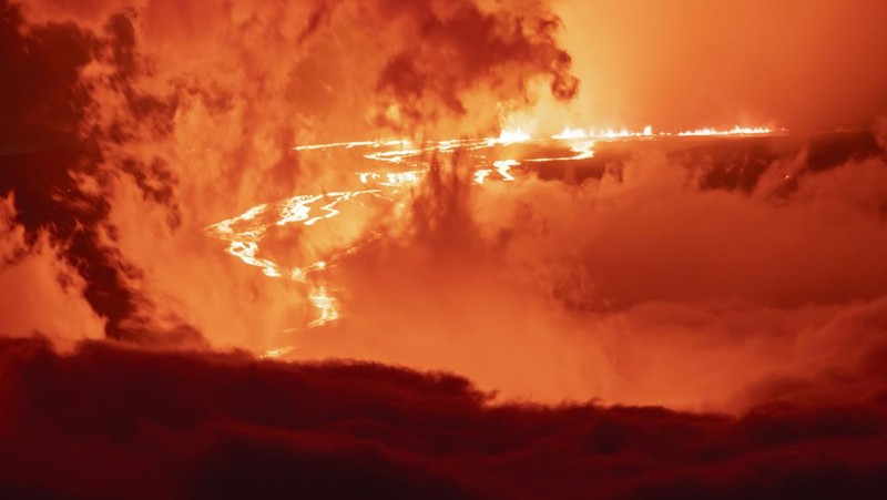 Lava terlihat dari Gunung Mauna Loa yang erupsi di Hawaii, AS, Selasa (29/11/2022). Mauna Loa, gunung berapi aktif terbesar di dunia yang berada di negara bagian Hawaii, Amerika Serikat (AS), meletus untuk pertama kalinya dalam hampir 40 tahun. (Photo by Andrew Richard Hara/Getty Images)
(Photo by United States Geological Survey/Handout/Anadolu Agency via Getty Images)