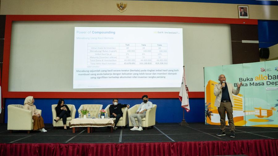 InvestasiKu dan Allobank menggelar acara Allo Invest Goes to Campus di Universitas Telkom Bandung pada Rabu, (15/11). Kegiatan yang bekerja sama dengan Booming Saham dan HIMA Administrasi Bisnis Telkom University dihadiri lebih dari 400 peserta. (Dok. InvestasiKU)
