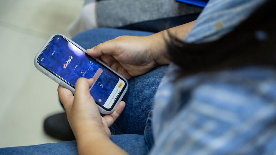 InvestasiKu dan Allobank menggelar acara Allo Invest Goes to Campus di Universitas Telkom Bandung pada Rabu, (15/11). Kegiatan yang bekerja sama dengan Booming Saham dan HIMA Administrasi Bisnis Telkom University dihadiri lebih dari 400 peserta. (Dok. InvestasiKU)