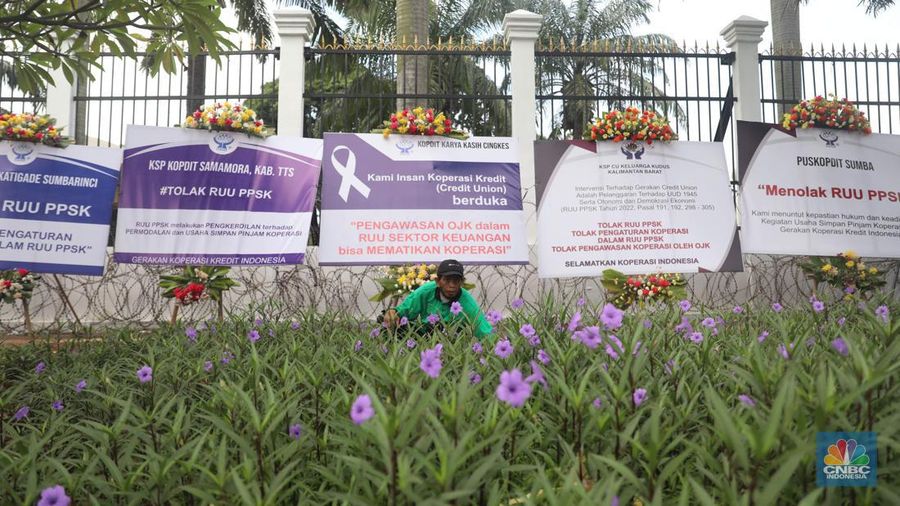 karangan bunga berisi penolakan rancangan undang-undang (RUU) penguatan, pengembangan sektor keuangan (PPSK) berjejer di depan gedung DPR/MPR