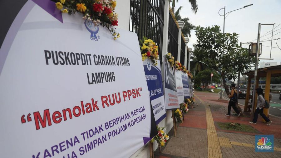 Sejumlah karangan bunga berisi penolakan rancangan undang-undang (RUU) penguatan, pengembangan sektor keuangan (PPSK) berjejer di depan gedung DPR/MPR, Jakarta, Rabu (30/11/2022). Puluhan karangan bunga berisi penolakan rancangan undang-undang (RUU) penguatan, pengembangan sektor keuangan (PPSK) memenuhi pagar depan gedung Dewan Perwakilan Rakyat Republik Indonesia (DPR RI). (CNBC Indonesia/ Muhammad Sabki)